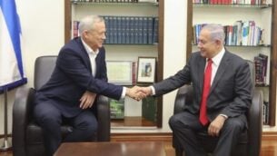 رئيس حزب ’أزرق أبيض’، بيني غانتس (يسار)، ورئيس الوزراء بنيامين نتنياهو، خلال لقاء جمعهما في مقر الجيش الإسرائيلي بتل أبيب، 27 أكتوبر، 2019. (Elad Malka)