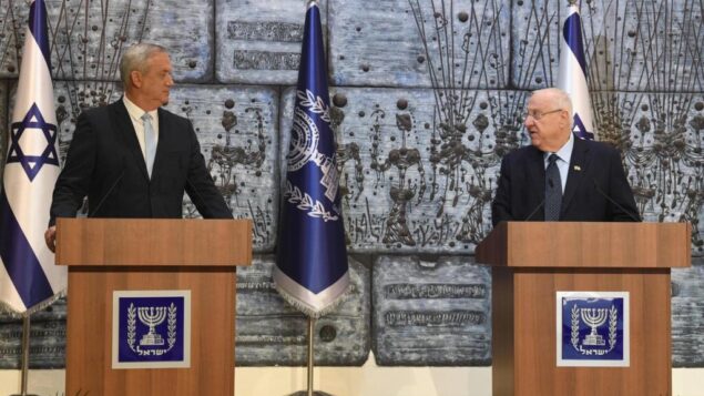 الرئيس رؤوفن ريفلين (يمين) يكلف رئيس حزب "أزرق أبيض" بيني غانتس بتشكيل الحكومة في مقر الرئيس في القدس، 16 مارس 2020. (Mark Neyman / GPO)