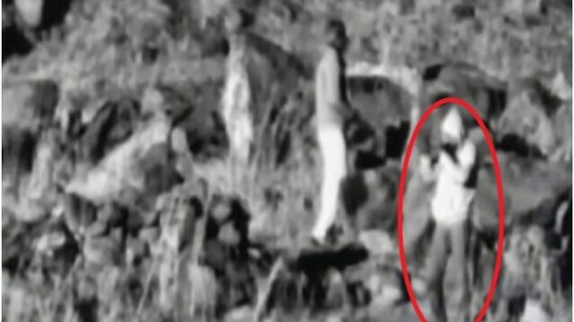 شخص قامت إسرائيل بتصويره من المنطقة العازلة بين سوريا وإسرائيل في ما يقول الجيش الإسرائيلي إنها محاولة للتحضير  لهجوم قناصة، كما يظهر في صور لكاميرات المراقبة تابعة للجيش في 17 مارس، 2020. (Israel Defense Forces)