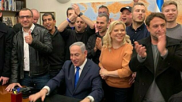 رئيس الوزراء بنيامين نتنياهو يحتفل في مقره بالقدس ، بعد صدور استطلاعات الرأي لإنتخابات 2 مارس 2020. (Twitter)