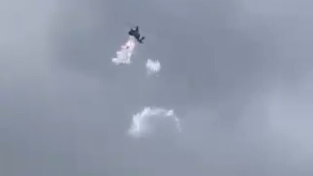 لقطة شاشة من فيديو يقال انه يظهر مروحية إسرائيلية تهاجم مركبة في مرتفعات الجولان السوري، 2 مارس 2020. (Screen capture: Twitter)