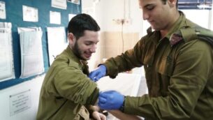 صورة توضيحية: مسعف عسكري يستعد لأخذ عينة دماء من جندي في صورة غير مؤرخة. (Israel Defense Forces)