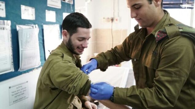 صورة توضيحية: مسعف عسكري يستعد لأخذ عينة دماء من جندي في صورة غير مؤرخة. (Israel Defense Forces)