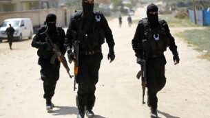 صورة توضيحية: رجال شرطة حماس خلال مداهمة في النصيرات، جنوب مدينة غزة، 22 مارس 2018. (AFP Photo / Mohammed Abed)