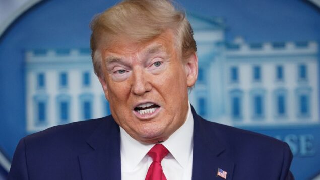 الرئيس الأمريكي دونالد ترامب يتحدث خلال الإحاطة اليومية حول فيروس كورونا، في غرفة برادي في البيت الأبيض، 6 أبريل 2020 (MANDEL NGAN / AFP)