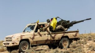 صورة توضيحية: صورة التقطت في 26 يوليو 2017 خلال جولة بارشاد تنظيم حزب الله اللبناني تظهر أعضاءه مع بندقية مضادة للطائرات مثبتة على شاحنة صغيرة في منطقة جبلية حول بلدة عرسال اللبنانية على طول الحدود مع سوريا. (AFP Photo/Anwar Amro)