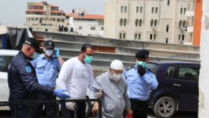 قوات أمن السلطة الفلسطينية ورجل مسن يقفون بالقرب من مدخل مستشفى ثابت ثابت الحكومي في طولكرم، 5 أبريل 2019. (Wafa)