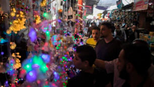 الفلسطينيون يتسوقون في سوق الزاوية قبل شهر رمضان المبارك، في مدينة غزة، 22 أبريل 2020. (AP / Khalil Hamra)