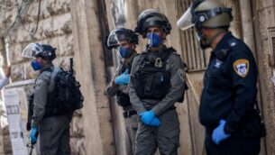 ضباط الشرطة خلال مداهمة في حي مئة شعاريم اليهودي المتشدد في القدس، 22 أبريل 2020. (Yonatan Sindel / Flash90)