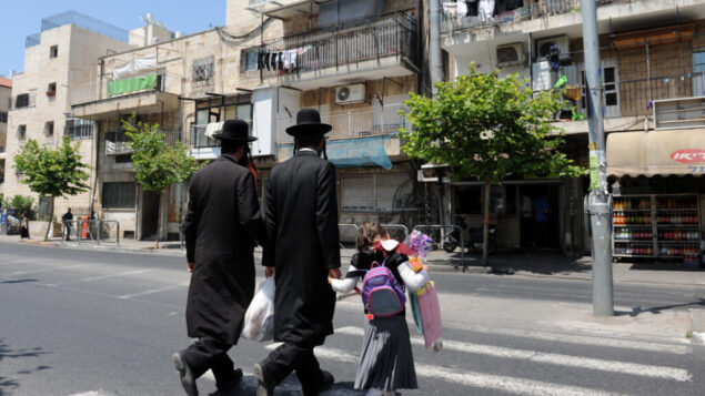 صورة توضيحية: رجال يهود متشددون يمشون في حي شموئيل هانافي في القدس، 6 يونيو 2011. (Gili Yaari / Flash 90)