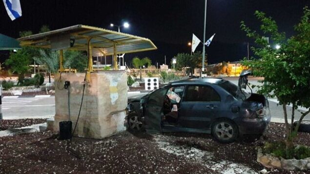 المشهد بعد أن اصطدم فلسطيني بمركبته في حاجز الريحان بشمال الضفة الغربية في هجوم مفترض، 29 أبريل، 2020 (Defense Ministry)