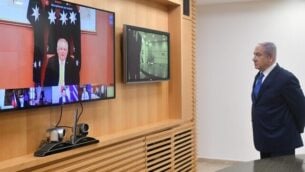 رئيس الوزراء بنيامين نتنياهو يشارك في مكالمة فيديو مع زعماء عالميين لمناقشة فيروس كورونا، 24 أبريل، 2020. (Haim Zach /GPO)