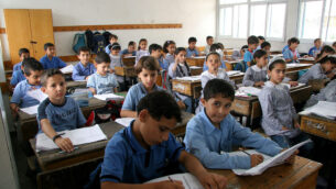 تلاميذ فلسطينيون يدرسون في مدرسة تابعة للأونروا في مدينة غزة. (IRIN/Creative Commons via JTA)