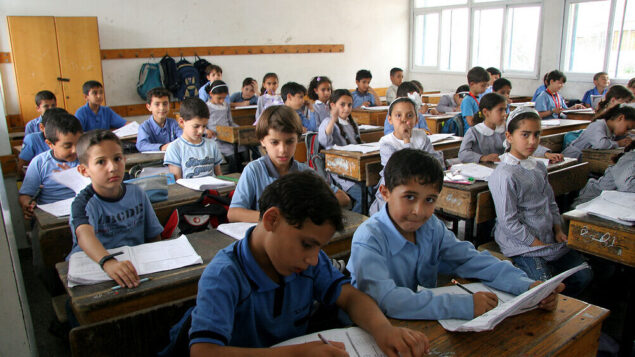 تلاميذ فلسطينيون يدرسون في مدرسة تابعة للأونروا في مدينة غزة. (IRIN/Creative Commons via JTA)