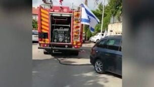 سيارة إطفاء في موقع حريق اندلع في أحد المنازل في بلدة متان بوسط البلاد وأسفر عن مقتل مسن يبلغ من العمر 86 عاما، في 29  أبريل، 2020.  (Screen capture: Ynet)