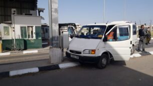 ساحة هجوم دهس وطعن عند حاجز بالقرب من مستوطنة معاليه أدوميم في الضفة الغربية، 22 أبريل 2020. (Israel Police)
