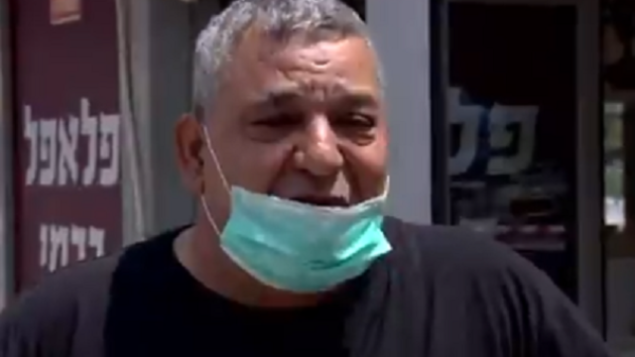 يوفال كارمي، صاحب محل فلافل في أشدود الذي تضرر عمله بشكل كبير جراء تفشي وباء كورونا، 19 أبريل، 2020. (screen capture: Channel 13)