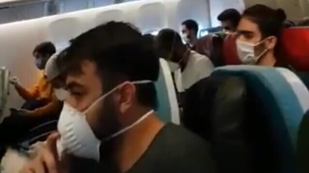 طلاب في رحلة العودة إلى إسرائيل من تركيا، 8 أبريل، 2020. (Screen grab/Kan)