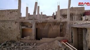منزل أصيب بشظايا خلال غارة إسرائيلية مزعومة خارج دمشق، 27 أبريل 2020. (Syrian state media SANA)