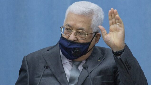 رئيس السلطة الفلسطينية محمود عباس في مقره بمدينة رام الله بالضفة الغربية، 7 مايو 2020. (Nasser Nasser / Pool / AFP)