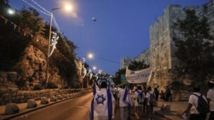 إسرائيليون ملتفون بأعلام إسرائيلية خلال مسيرة في محيط البلدة القديمة بالقدس في 24 مايو، 2017، للاحتفال ب’يوم القدس’، الذي تحيي فيه إسرائيل ذكرى توحيد المدينة في أعقاب حرب ’الأيام الستة’ لعام 1967. 

Israelis wearing Israeli flags parade around Jerusalem's Old City on May 24, 2017, to commemorate Jerusalem Day, marking the reunification of the city following the Six Day War of 1967. (AFP PHOTO / Menahem KAHANA)