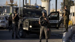 صورة توضيحية: ضباط شرطة الحدود ينتشرون عند حاجز قلنديا شمال القدس بعد هجوم طعن مفترض، 18 سبتمبر 2019. (AP Photo / Majdi Mohammed)