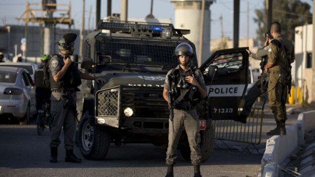 صورة توضيحية: ضباط شرطة الحدود ينتشرون عند حاجز قلنديا شمال القدس بعد هجوم طعن مفترض، 18 سبتمبر 2019. (AP Photo / Majdi Mohammed)
