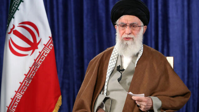 المرشد الأعلى الإيراني آية الله علي خامنئي يخاطب الأمة في خطاب متلفز ، 9 أبريل 2020.  (Office of the Iranian Supreme Leader via AP)