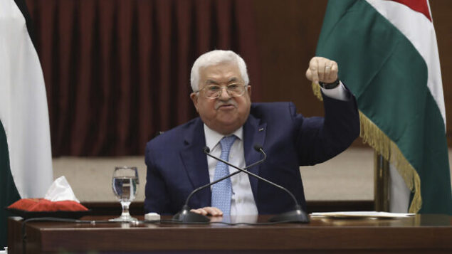 رئيس السلطة الفلسطينية محمود عباس يترأس اجتماع للقيادة الفلسطينية في مقره بمدينة رام الله في الضفة الغربية، 19 مايو، 2020. (Alaa Badarneh/Pool Photo via AP) رئيس السلطة الفلسطينية محمود عباس يترأس اجتماع للقيادة الفلسطينية في مقره بمدينة رام الله في الضفة الغربية، 19 مايو، 2020. (Alaa Badarneh/Pool Photo via AP)