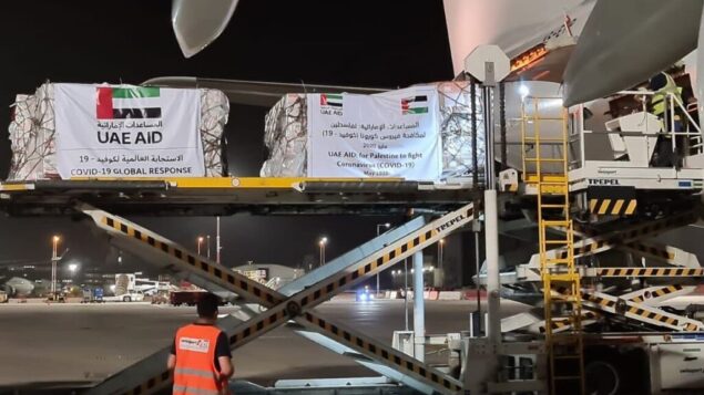 طائرة تابعة لشركة ’الإتحاد للطيران’ محملة بمساعدات طبية للفلسطينيين لمحاربة فيروس كورونا، بعد هبوطها في مطار بن غوريون، 19 مايو 2020 (Nickolay Mladenov/Twitter)