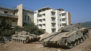 دبابات الجيش الإسرائيلي بالقرب من منازل في مدينة صور بجنوب لبنان، 22 يوليو 1982 (Yossi Zamir / Flash90)