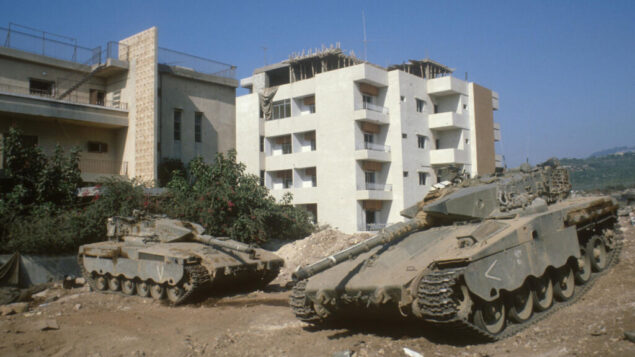 دبابات الجيش الإسرائيلي بالقرب من منازل في مدينة صور بجنوب لبنان، 22 يوليو 1982 (Yossi Zamir / Flash90)