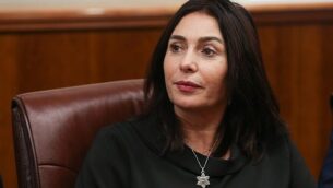وزيرة الثقافة ميري ريغيف في مكتب رئيس الوزراء بالقدس، 8 نوفمبر، 2018. (Alex Kolomoisky/Yedioth Ahronoth/Pool)