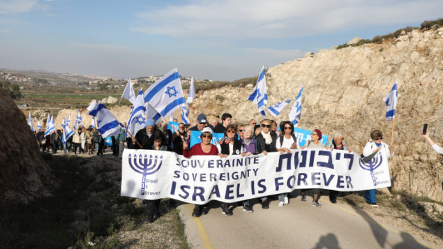 داعموا الضم خلال مسيرة في الضفة الغربية جنوب القدس، 27 فبراير 2020 (Gershon Elinson / Flash90)
