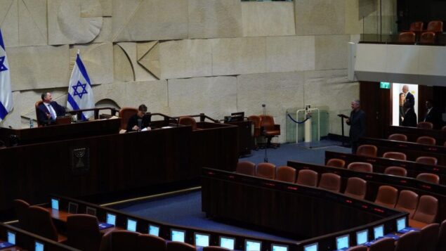 أعضاء الكنيست يصوتون واحدًا تلو الآخر في قاعة الكنيست لتشكيل أربع لجان، بما في ذلك لجنة فيروس كورونا، 24 مارس 2020. (Adina Veldman / Knesset)