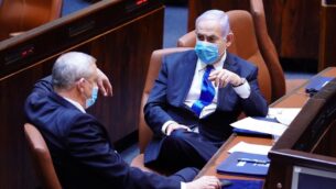 رئيس حزب ’أزرق أبيض’، بيني غانتس (يسار)، ورئيس الوزراء بنيامين نتنياهو في الكنيست، 17 مايو، 2020. (Knesset)