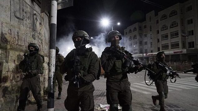 توضيحية: جنود إسرائيليون يشاركون في عمليات في الضفة الغربية.  (Israel Defense Forces)