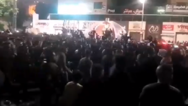 فلسطينيون يتظاهرون احتجاجا على إجراءات الإغلاق في مدينة الخليل، فجر الأحد، 24 مايو، 2020. (video screenshot)