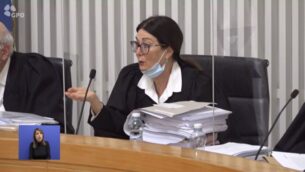 رئيسة قضاة المحكمة العليا إستر حايوت تتحدث خلال مداولات محكمة العدل العليا بشأن الالتماسات ضد تعيين بنيامين نتنياهو رئيسًا للوزراء، 3 مايو 2020. (Screen capture)