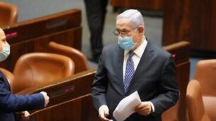 رئيس الوزراء بنيامين نتنياهو في الكنيست، 30 أبريل 2020 (screen capture via Knesset website)