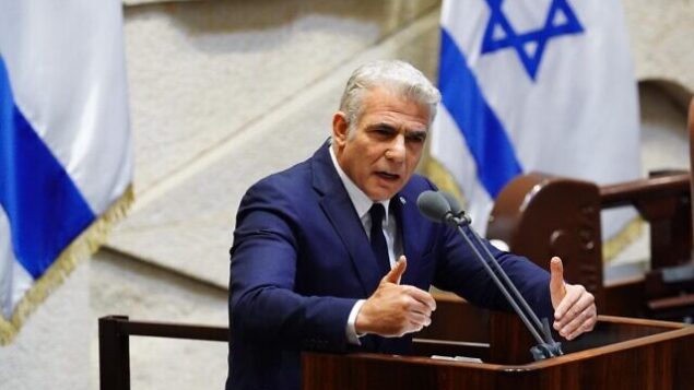 زعيم المعارضة يائير لابيد في الكنيست في جلسة تقديم الحكومة ال35 في 17 مايو، 2020. (Knesset/Adina Veldman)