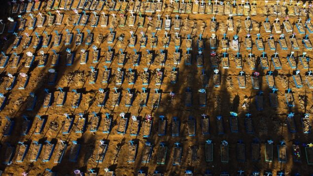 صورة جوية تظهر القبور في مقبرة نوسا سينهورا أباريسيدا في ماناوس، 21 يونيو 2020. (MICHAEL DANTAS / AFP) صورة جوية تظهر القبور في مقبرة نوسا سينهورا أباريسيدا في ماناوس، 21 يونيو 2020. (MICHAEL DANTAS / AFP)