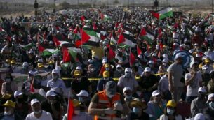 فلسطينيون يشاركون في تظاهرة كبيرة للاحتجاج على الخطة الإسرائيلية لضم أجزاء من الضفة الغربية، في أريحا، 22 يونيو، 2020.(ABBAS MOMANI / AFP)