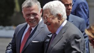 الملك عبد الله الثاني، من يسار الصورة، يتحدث مع رئيس السلطة الفلسسطينية محمود عباس بعد وصوله إلى مدينة رام الله في الضفة الغربية، 7 أغسطس، 2017. (AFP/Ahmad GHARABLI)