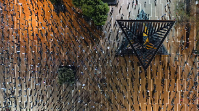 في هذه الصورة التي تم التقاطها في 25 أبريل، 2020، متظاهرون يلتزمون بقواعد التباعد الاجتماعي في خضم المخاوف من تفشي فيروس كورونا في البلاد، خلال تظاهرة لحركة ’العلم الأسود’ ضد رئيس الوزراء بنيامين نتنياهو والفساد الحكومي، في ميدان رابين بتل أبيب. (Photo/Oded Balilty)