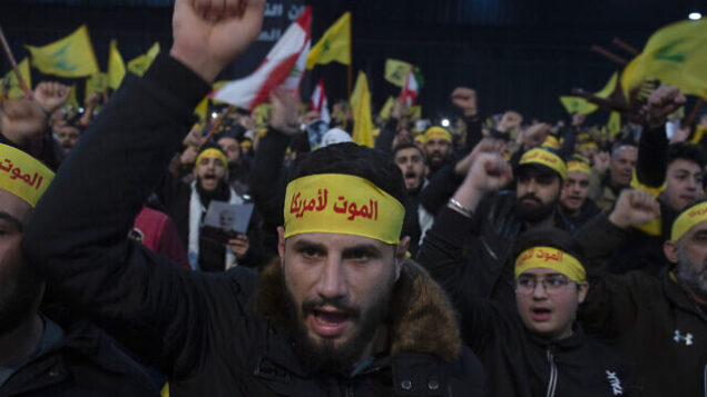 مناصرون للأمين العام لمنظمة حزب الله اللبنانية يرددون شعارات قبيل خطاب متلفز له في الضاحية الجنوبية لبيروت، لبنان، 5 يناير، 2020.(Maya Alleruzzo/AP)