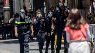 أفراد شرطة في شارع ’يافا’ وسط مدينة القدس،  30 يونيو،  2020.(Yonatan Sindel/Flash90)