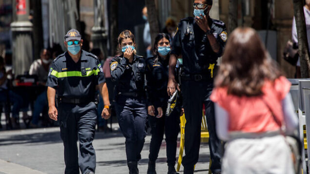 أفراد شرطة في شارع ’يافا’ وسط مدينة القدس،  30 يونيو،  2020.(Yonatan Sindel/Flash90)