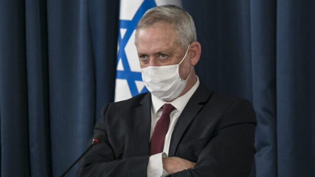 وزير الدفاع بيني غانتس في الجلسة الأسبوعية للحكومة في مبنى وزارة الخارجية، 28 يونيو، 2020.(Olivier Fitoussi/Flash90)