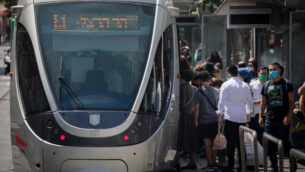 إسرائيليون يرتدون أقنعة وجه في شارع يافا في القدس، 28 يونيو 2020. (Yonatan Sindel / Flash90)